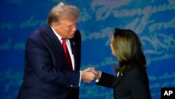Кандидат у президенти від Республіканської партії Дональд Трамп тисне руку кандидатці в президенти від Демократичної партії Камалі Гарріс, під час президентських дебатів у Філадельфії, США, 10 вересня 2024 року