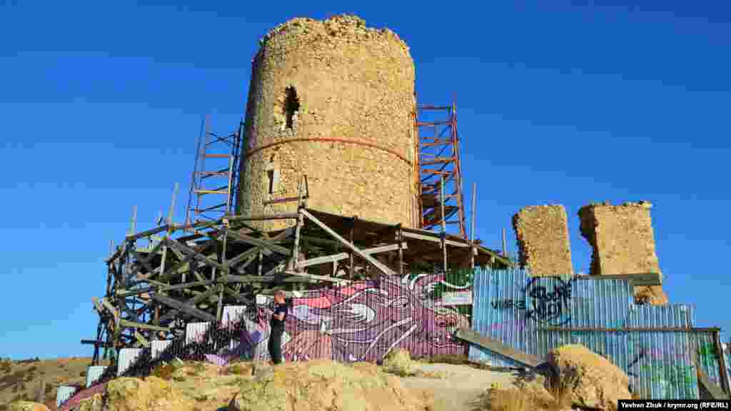 Часто граффити можно встретить в самых неожиданных местах. Как, например, на осколке скалы в районе мыса Виноградный или на строительном заборе у генуэзской крепости Чембало. Ограду площадки непрекращающегося ремонта башни Донжон художники преобразовали в сказочного дракона