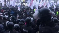 Під Радою відбулися сутички між поліцією та підприємцями Під Радою відбулися сутички між поліцією та підприємцями