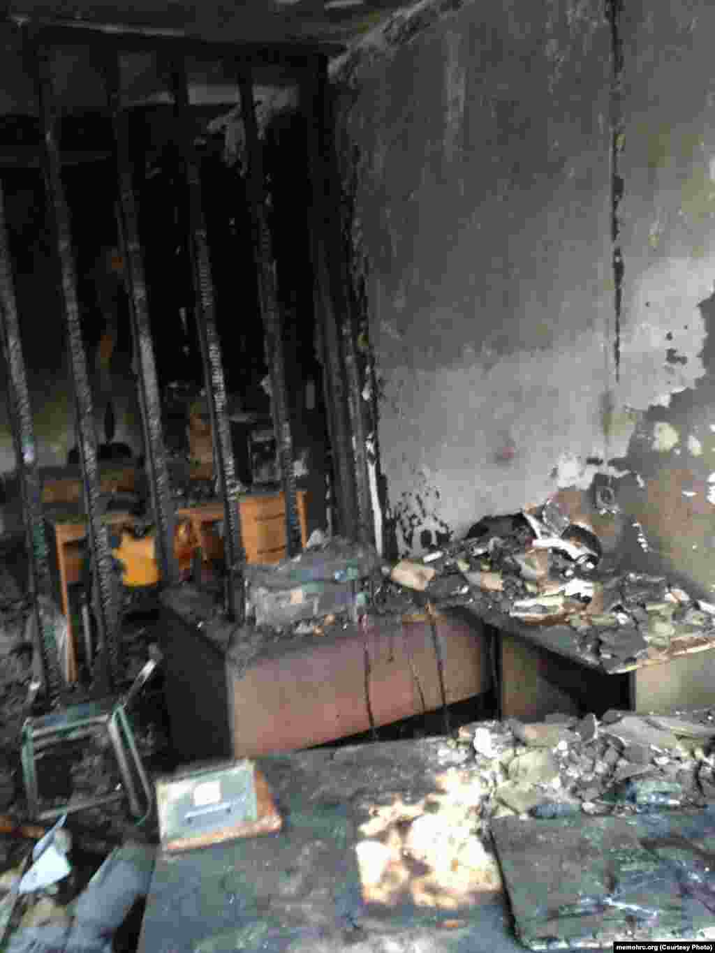 "В руках у одного была канистра, они попытались сломать камеру наблюдения, что частично удалось. Они выбили окно, проникли в помещение. В помещении сильно повреждены 3 из 6 комнат, обнаружена расплавленная бутылка – из нее, видимо, разбрызгивали содержимое канистры", - рассказал Орлов "Кавказ.Реалии".