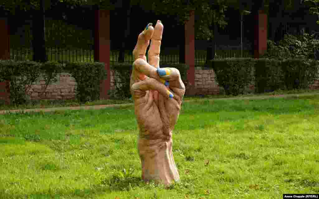 Скульптура-протест Яна Словенчика в парке у посольства России в Праге (Чехия). Октябрь 2025 года