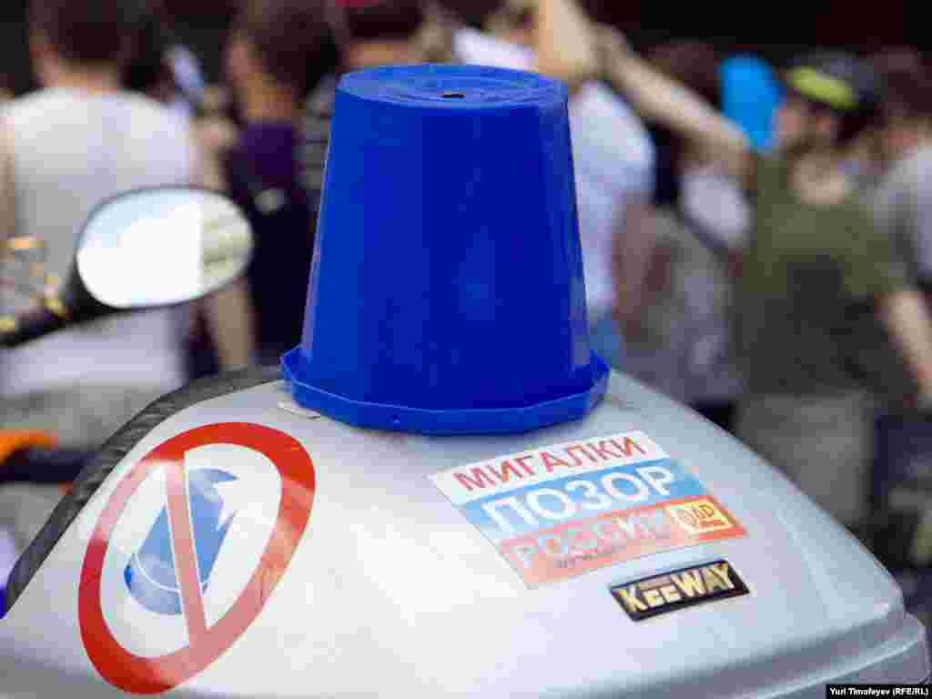 Несмотря на обещание ГУВД Москвы не допустить автопробега, в 12 часов дня на проспекте Сахарова у дома 10 собралось около 30 автомобилей с синими шариками и ведерками на крышах и наклейками "ГИБДД 75 лет. Поздравляем!" и "Я пропускаю только 01 02 03".