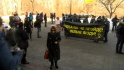 Пікет телеканалу ZIK: вимагали звільнити ведучу Влащенко і обіцяли повернутися (відео) Пікет телеканалу ZIK: вимагали звільнити ведучу Влащенко і обіцяли повернутися (відео)