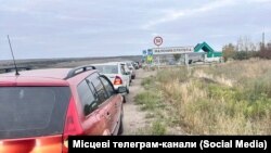 Черга до АЗС на окупованій Луганщині