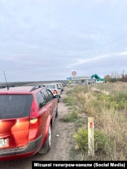 Черга до АЗС у Маломиколаївці на Луганщині