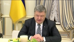 Петр Порошенко вручает награду сенатору Маккейну Петр Порошенко вручает награду сенатору Маккейну