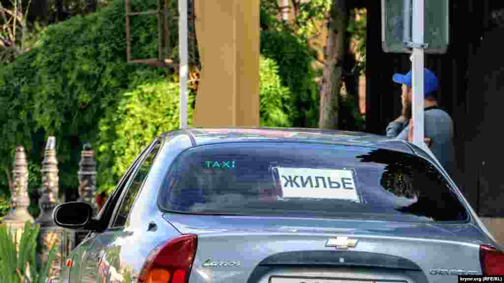 Местные жители предлагают жилье в аренду для отдыхающих. Как выглядит Судак в преддверии начала сезона – смотрите в фотогалерее