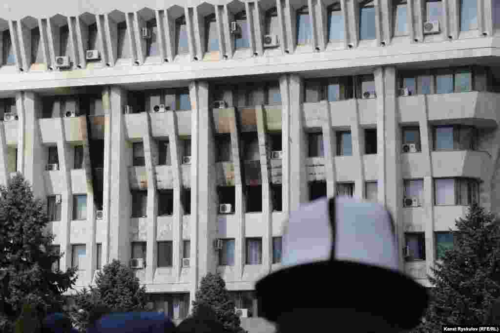 Розбиті кілька вікон будівлі, видно наслідки пожежі й погромів