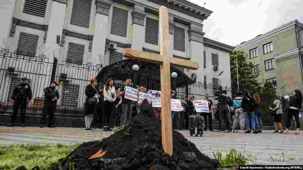 Символічна «могила» біля посольства РФ у Києві