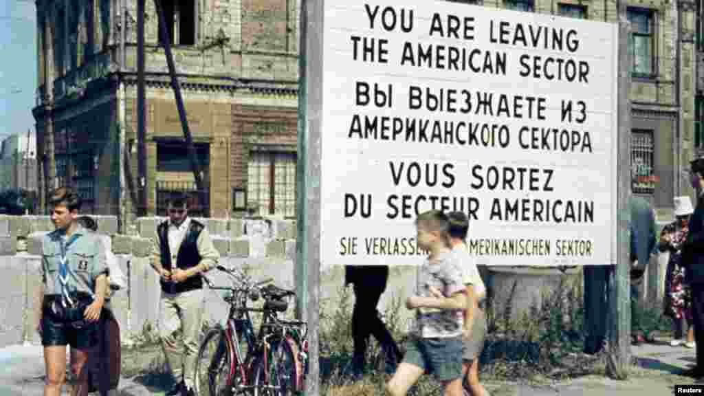 Жители Западного Берлина у пропускного пункта «Чекпойнт Чарли» в американском оккупационном секторе. Июль 1963 года