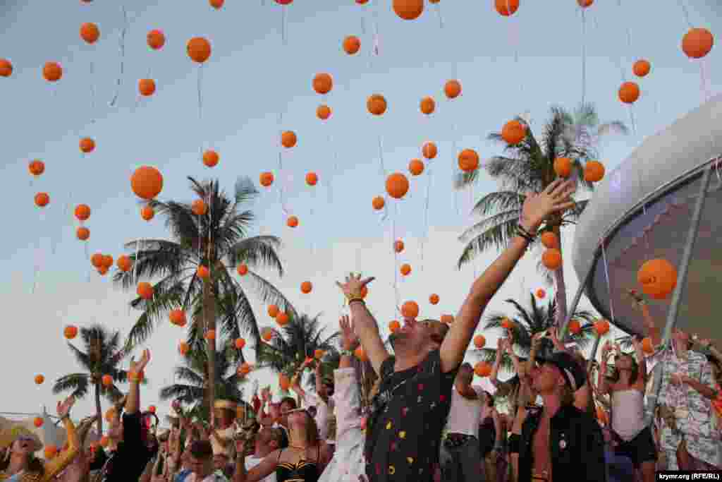 Одна из традиций фестиваля называется Sunset. В момент, когда солнце заходит за горизонт, участники фестиваля провожают уходящий день и запускают шары в небо. По казантипскому поверию, когда выпускаешь ленточку из руки, нужно загадать желание, и оно обязательно сбудется