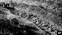 Фотографія 1944 року. На ній частина Бабиного Яру на околиці Києва, в якій виявили тисячі тіл цивільних осіб, убитих нацистами. У 1941–1943 роках у Бабиному Яру були розстріляні, за різними даними, від 70 до 200 тисяч осіб