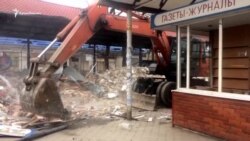 В Симферополе сносят мини-рынок в центре (видео) В Симферополе сносят мини-рынок в центре (видео)