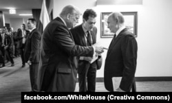 Дональд Трамп щось каже очільнику Кремля Путіну під час зустрічі на Алясці. США, 15 серпня 2025 року