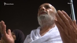 Мусульмане возносят молитвы в День Арафат Мусульмане возносят молитвы в День Арафат