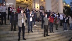 Protest opozicije ispred Skupštine Srbije u vreme policijskog sata Protest opozicije ispred Skupštine Srbije u vreme policijskog sata