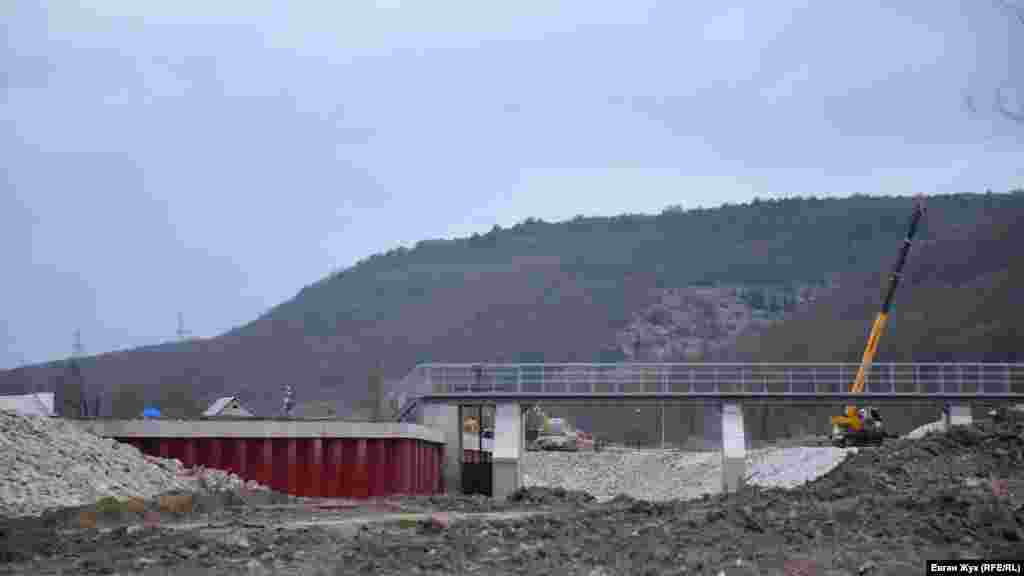 Плотина водосбросная высотой 1,5 метра и переходный мостик через русло реки. Под ним в левой части находится гидрозатвор, управляемый многооборотным электроприводом – механизмом поднятия и опускания затвора