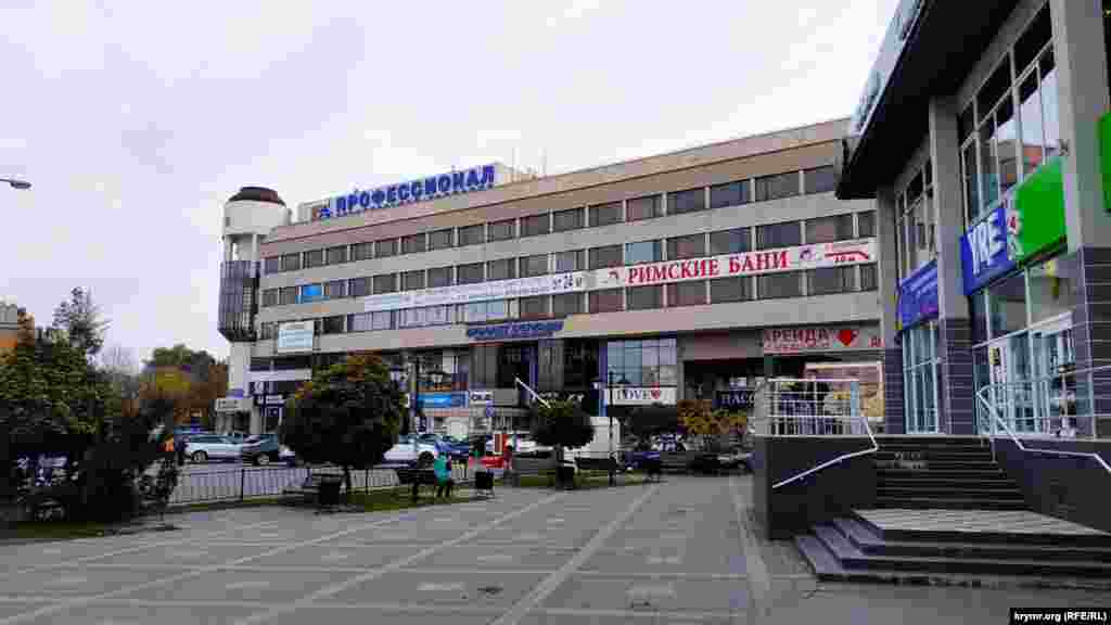 Торговый центр «Пассаж», построенный возле площади Советской