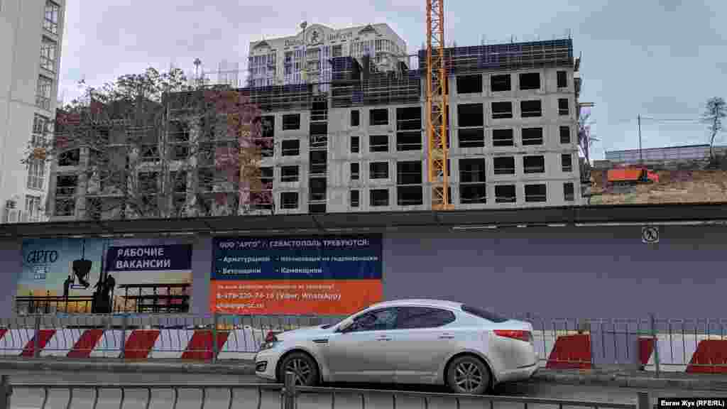 По мнению местного архитектора Сергея Пушкарева, в проекте строительства – «гипертрофированные объемы основных культурных комплексов, что никак не соотносится с масштабом исторической части города».  Общественный активист из Севастополя Григорий Донец также критикует масштабный проект за архитектурные решения, которые, по его оценке, не соответствуют историческому облику города.  «Если вы посмотрите на планируемый вид зданий, то поймете, что он никоим образом не отражает архитектуру нашего исторического поселения – это терминология Минкульта России. Театр оперы и балета имеет вид, быть может, и красивый по современным меркам, но он не вписывается в то, что у нас построено в центральной части города», – говорит Донец