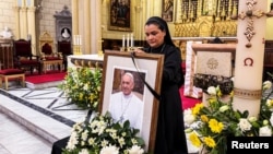 Траур по папе Франциску в одном из католических храмов Иерусалима