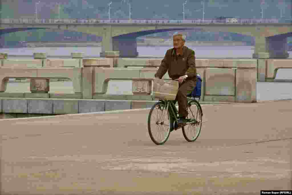 Товарищ едет с работы домой. Пхеньян – очень велосипедный город. Как Амстердам. В городе очень мало машин. Но ещё меньше – животных