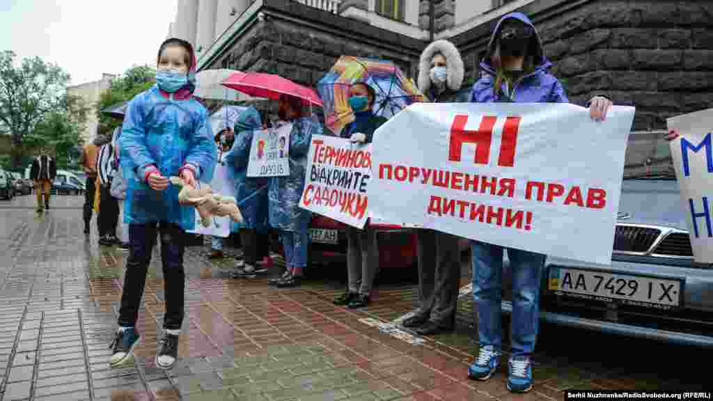 Окрім батьків, на акції були і працівники приватних дитячих садочків. Багато з них можуть фінансово не витримати три місяці простою