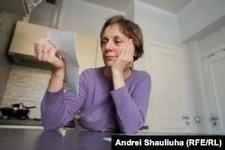 Алеся читає лист, який Андрій написав у в’язниці, але не встиг відправити