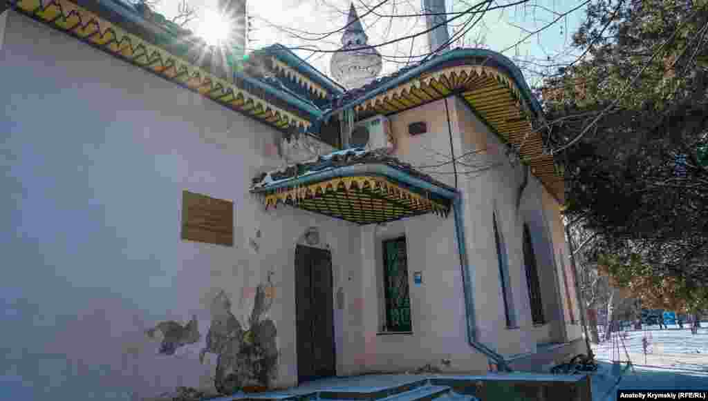 Кухонный корпус-флигель при графском особняке возведен в восточном стиле. Ныне здесь размещается филиал «института археологии Крыма». Фасад здания явно нуждается в ремонте