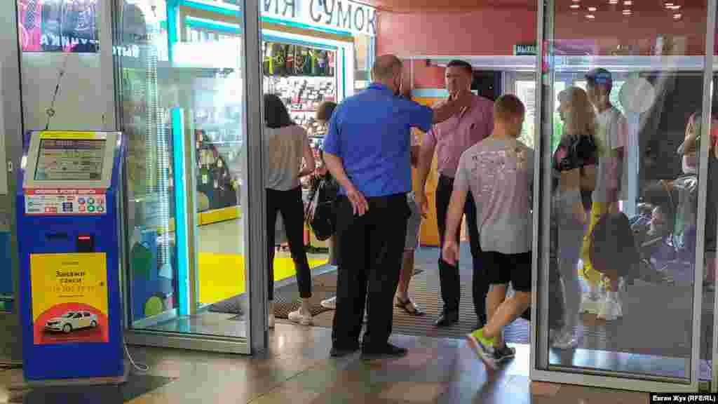 Охранник не пропускает людей без масок в торговый центр «Муссон»