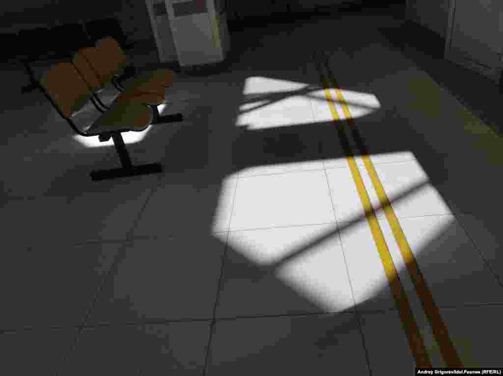 А этот снимок сделан тогда же, но этажом ниже. Холл абсолютно пуст. 