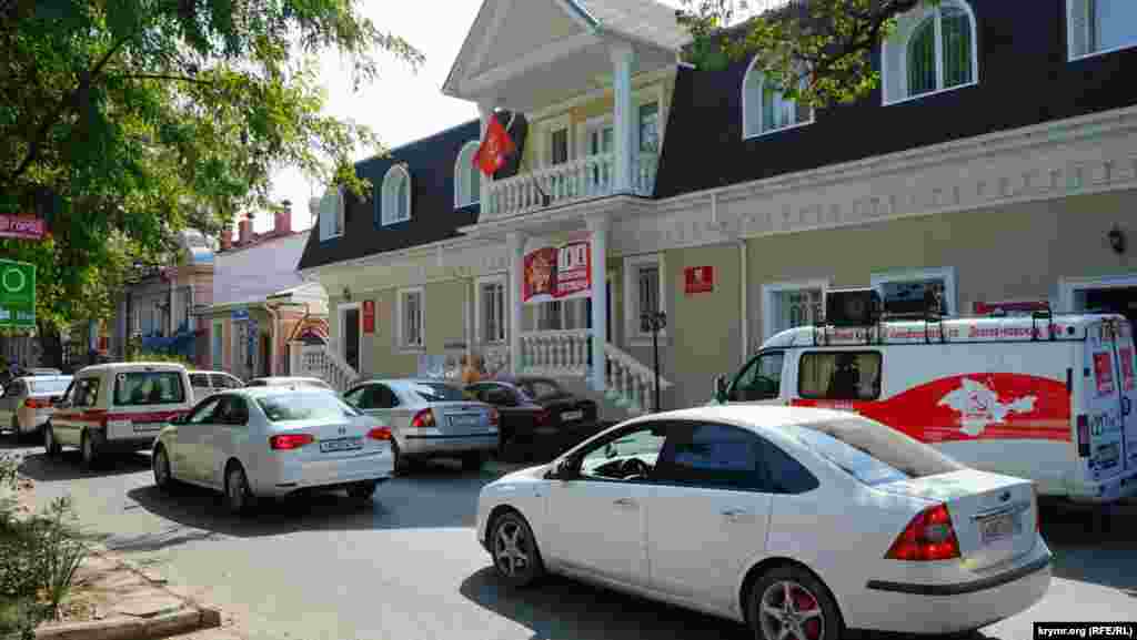 Весь транспорт теперь колесит по параллельной Долгоруковской (прежнее название – Карла Либкнехта)