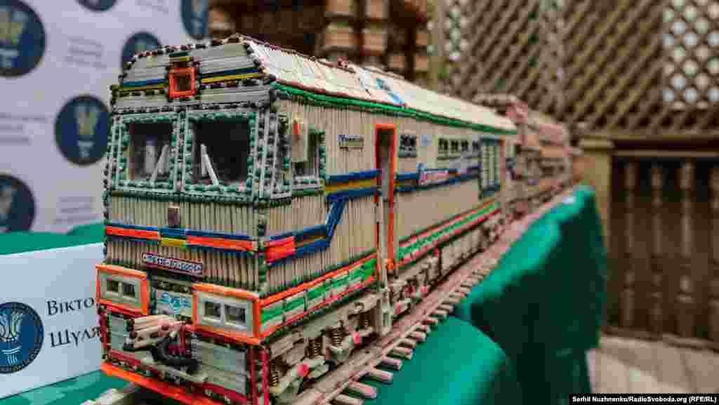 Тепловоз із вагонами, автор Віктор Шуляренко, Коростень. «Я сірники ніколи не рахую, але, щоб зробити 3 моделі пішло майже 3 роки»