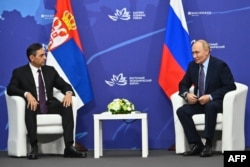 Один из ближайших соратников Вучича Александр Вулин часто и с удовольствием ездит с визитами к Владимиру Путину