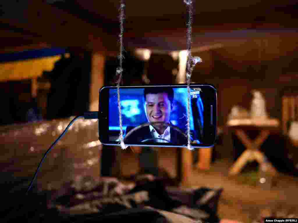 Над дерев’яними ліжками блокадники повісили «тримачі» для гаджетів, щоб зручніше було дивитися. Світло у наметах не вимикають усю ніч із міркувань безпеки.