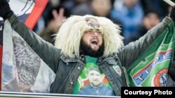 Болельщик "Терека" в футболке с портретом Рамзана Кадырова
