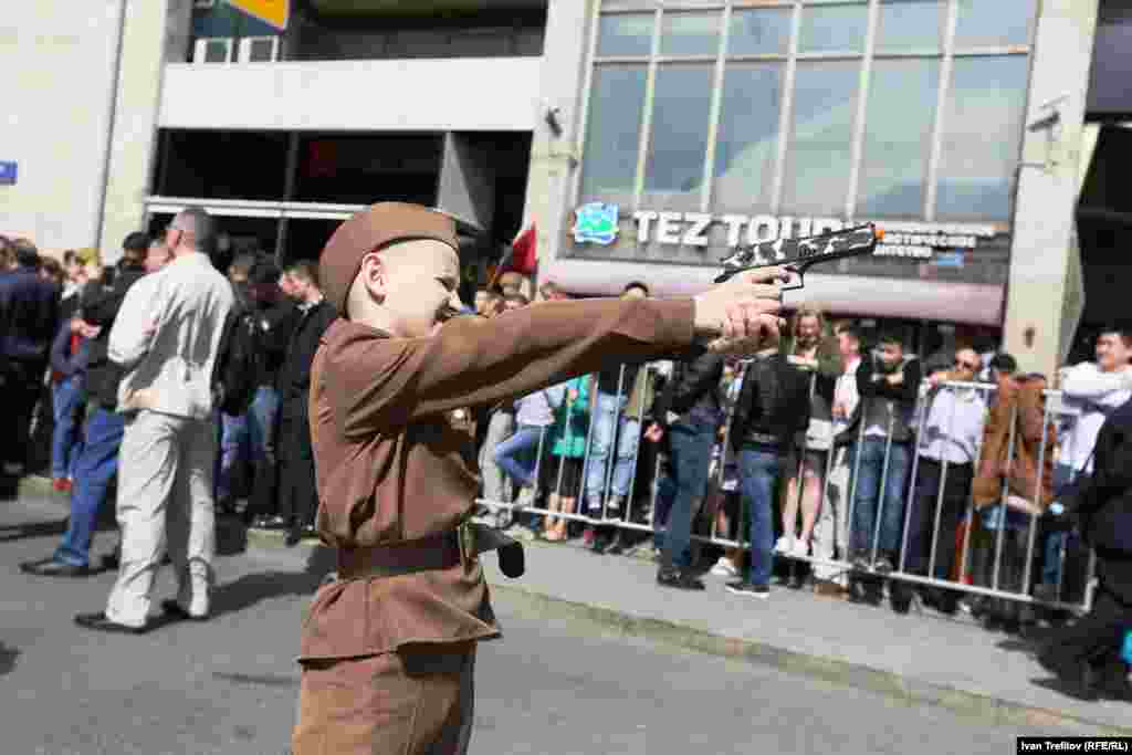 Очень много детей в военной форме времен Великой Отечественной войны, некоторые даже "вооружены"