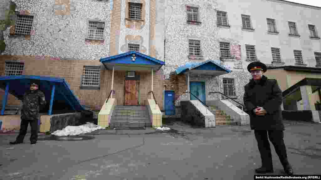 Корпуси СІЗО мають особливі назви. Найстаріший корпус називається «Катєнькою». Існує легенда, хоча і помилкова, що цей корпус збудували за Катерини ІІ, хоча цей корпус звели у 1859–1862 роках, за царя Олександра ІІ. Другий старий корпус має назву «Столипінка». Цей корпус був збудований за часів Столипіна. До цього корпусу прибудовані два корпуси «Брежнєвка», збудовані за радянських часів, та «Кучмівка», збудований за часів уже незалежної України. Існує окремий корпус «Малолєтка», хоча «старожили» називають його «Сталінкою». Також є окремий корпус ЖК (жіночий корпус) та «Больнічка»