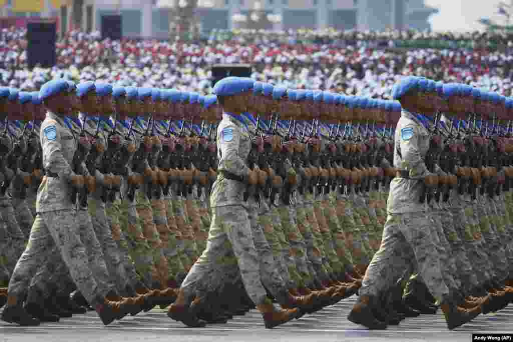 Kineski vojnici sa plavim kapama na paradi.