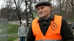 Мете, співає і мріє. Переселенець з Херсонщини серед кращих двірників Львова (відео) Мете, співає і мріє. Переселенець з Херсонщини серед кращих двірників Львова (відео)