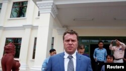 Сергей Полонский у здания суда в Пномпене