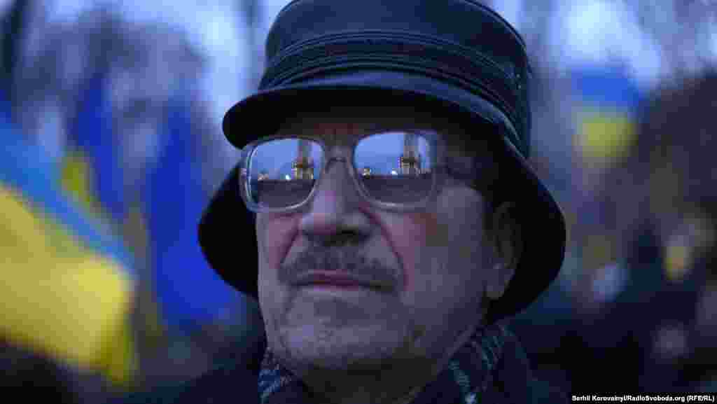 Декілька сотень українців зібрались, щоб взяти участь у заході вшанування пам’яті жертв «голодних» репресій