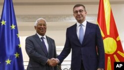 Predsjednik Evropskog savjeta Antonio Košta (lijevo) i makedonski premijer Hristijan Mickoski u Skoplju, 15. maja 2025.