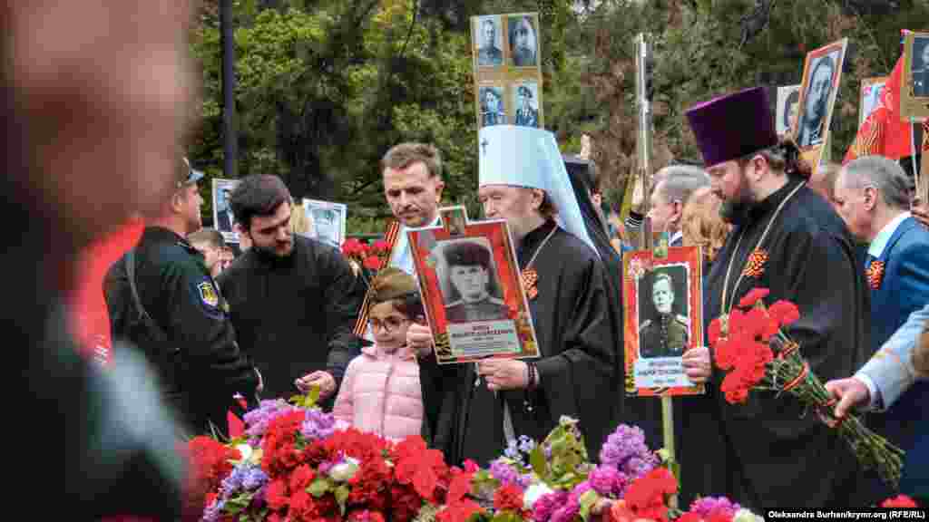 Митрополит Симферопольский и Крымский УПЦ (МП) Лазарь также возложил цветы