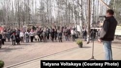 Активисты Токсово на акции протеста против нелегальной застройки леса, 12 апреля 2015 г.