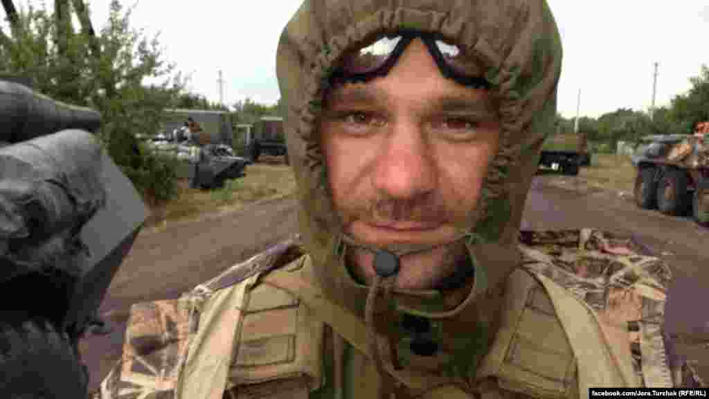 Георгій ТУРЧАК, боєць 95-ї десантно-штурмової бригади ЗСУ: «Підвал був нічий. Ми боялися, вони боялися. Там страшнувато, нічого не видно і не зрозуміло... Якщо сепаратисти заходять у підвал з їхнього боку, то нам снайпер каже, що «заходять». У них і собаки були. А у нас дірки в підлозі – й ми їх закидаємо гранатами швидко. Потім сапери спускаються у підвал, роблять зачистку, повоювали, якщо ще хтось є, знімають розтяжки «сєпарські» й наші. Після цього ставлять тільки наші розтяжки, фугаси. Потім «виходим-виходим» та підіймаємося нагору. Так постійно, 2-4 рази на добу. Вони заходять та залишають своє, потім ми заходимо, їхнє забираємо, ставимо наше». Детальніше – тут. 