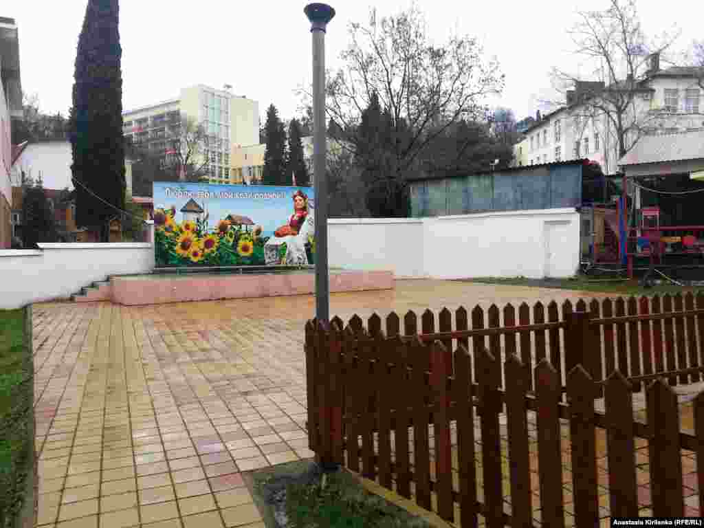 "Гайд-парк" в Сочи (район Хосты), которым остался доволен омбудсман Владимир Лукин. "Напоминает загон для скота", - жалуется сочинский ЛГБТ активист