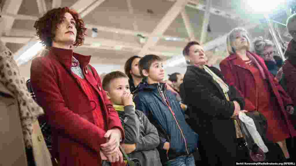 Відвідувачі виставки чекають на церемонію відкриття