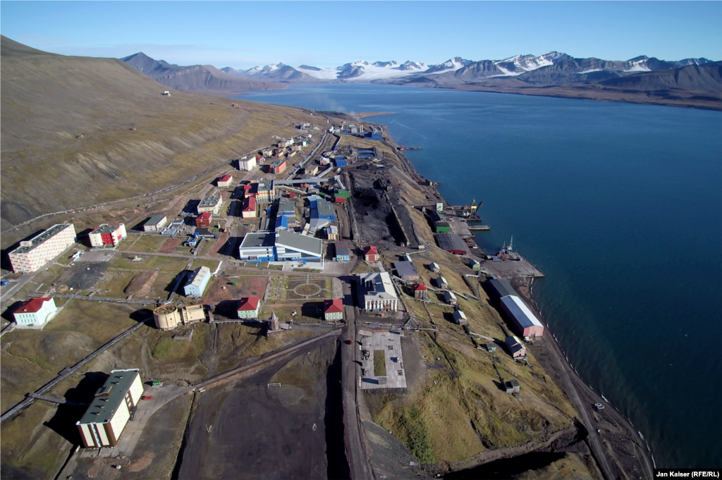 У России на Шпицбергене три поселка: Грумант – мертвый, Пирамида – законсервированный, Баренцбург – живой, его население около 500 человек. В советские годы было несколько тысяч.