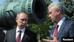 Владимир Путин в июле 2014 года обсуждает с Сергеем Собяниным реконструкцию Кремля