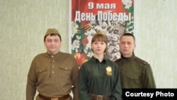 Михаил Манагаров (крайний слева) принимал активное участие в самодеятельности: в том числе читал свои стихи о войне на праздновании Дня Победы